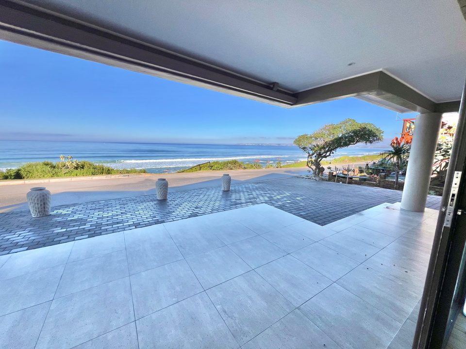 The covered terrace opening onto the dune