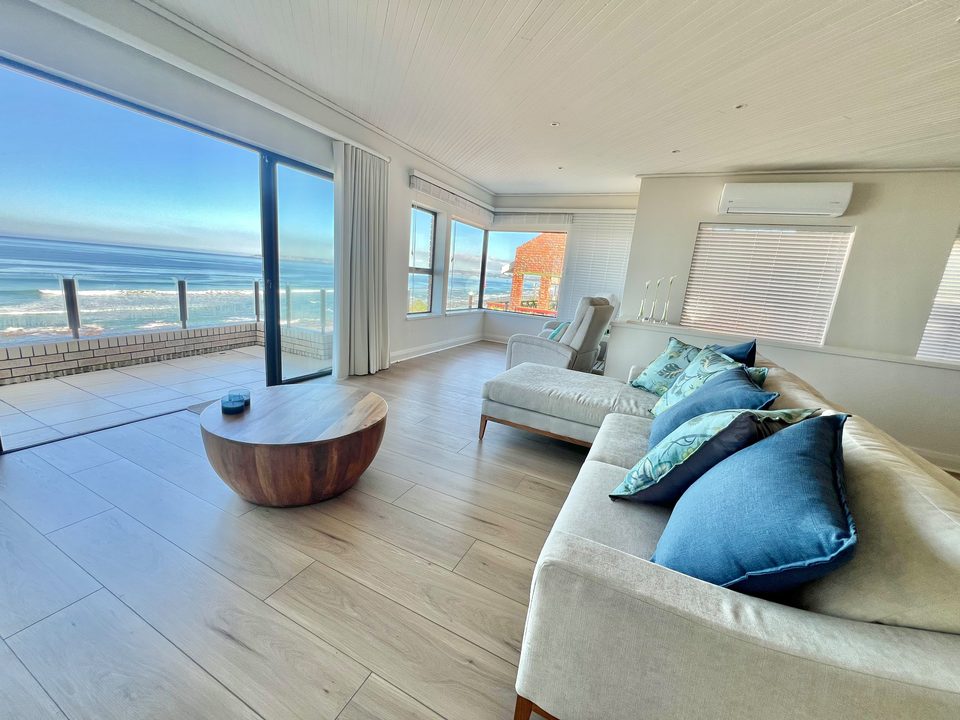 Ocean-facing lounge